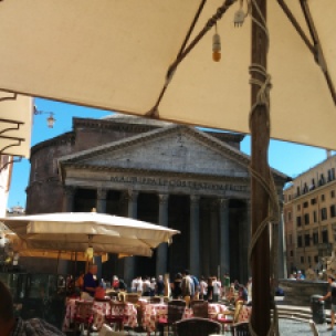 Gelato en terrasse avec vue sur le Panthéon!