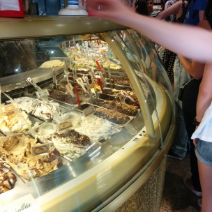 Un bout de comptoir, là où on vend 150 saveurs de gelato!